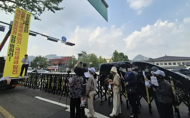 政府ソウル庁舎前で集会を開いた脱北者＝１日、ソウル（聯合ニュース）