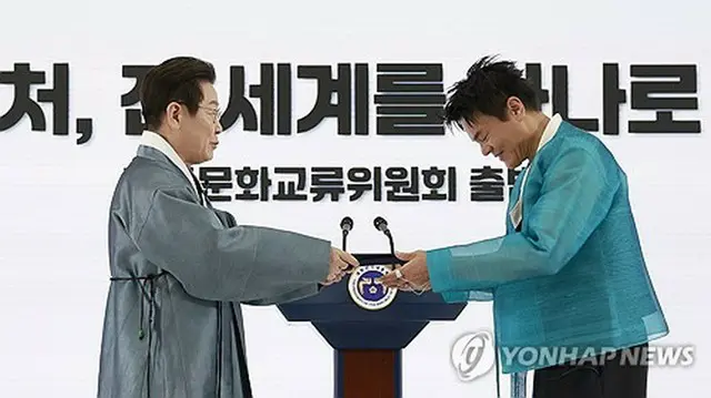 大衆文化交流委員会の発足式で、Ｊ．Ｙ．Ｐａｒｋ氏に委嘱状を手渡す李大統領（大統領室通信写真記者団）＝１日、高陽（聯合ニュース）