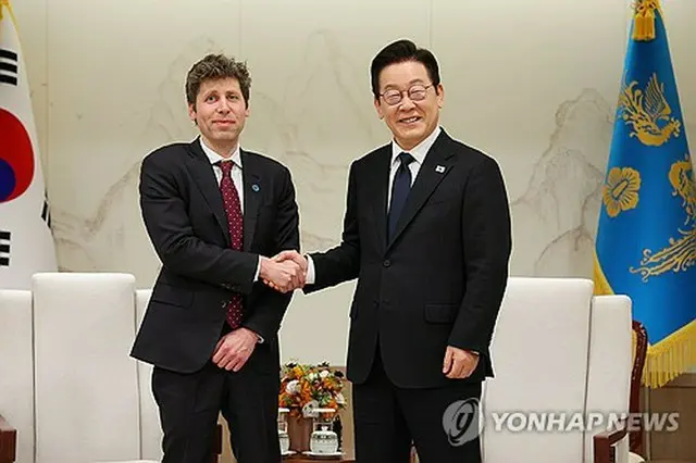 握手を交わすアルトマン氏（左）と李大統領＝１日、ソウル（聯合ニュース）