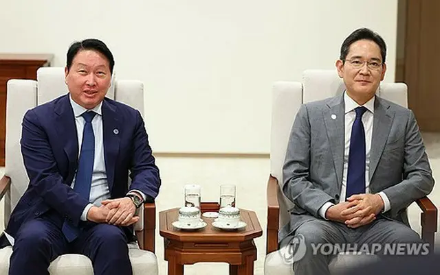 会談に同席した李在鎔氏（右）と崔泰源氏＝１日、ソウル（聯合ニュース）