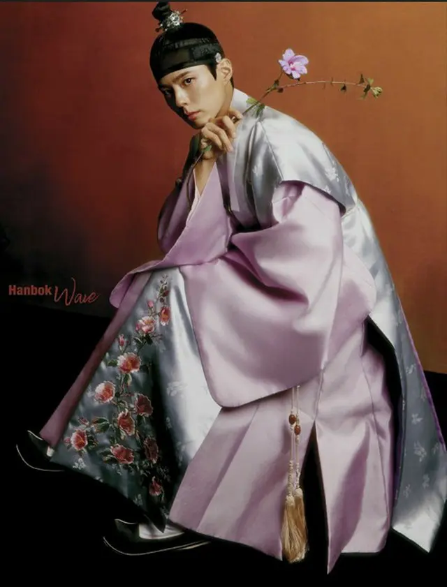 韓服のＰＲモデルを務めるパク・ボゴムさん（文化体育観光部提供）＝（聯合ニュース）≪転載・転用禁止≫