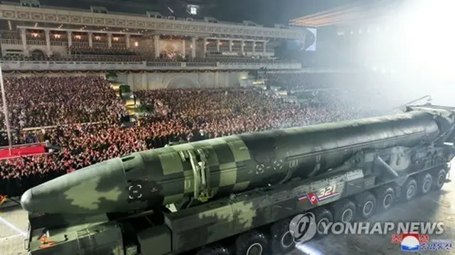 北朝鮮が２０２３年７月２７日夜、「戦勝節」と呼ぶ朝鮮戦争休戦協定締結日の７０周年を記念する軍事パレードで公開したＩＣＢＭ「火星１７」＝（朝鮮中央通信＝聯合ニュース）≪転載・転用禁止≫
