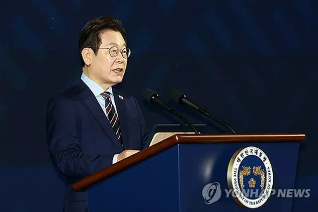 「世界韓人の日」記念式典であいさつする李大統領（大統領室通信写真記者団）＝２日、ソウル（聯合ニュース）