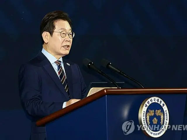 「世界韓人の日」記念式典であいさつする李大統領（大統領室通信写真記者団）＝２日、ソウル（聯合ニュース）