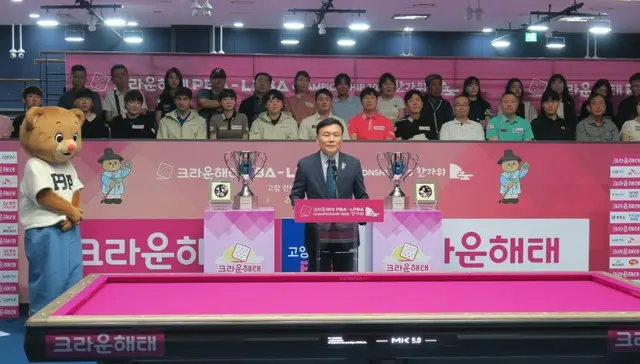 クラウンヘテのキ・ジョンピョ団長が祝辞を述べている（写真：wowKorea）