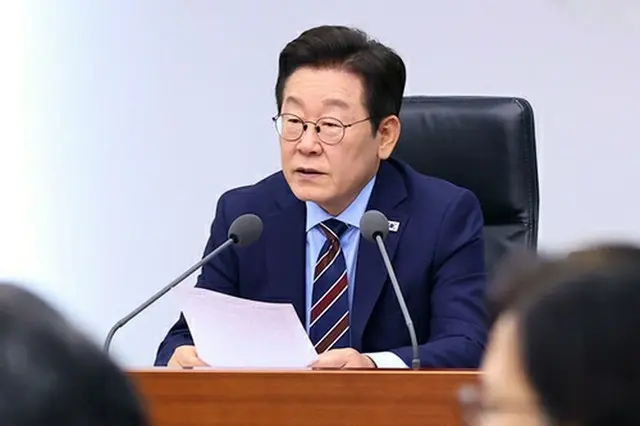 首席秘書官・補佐官会議で発言する李大統領＝２日、ソウル（聯合ニュース）