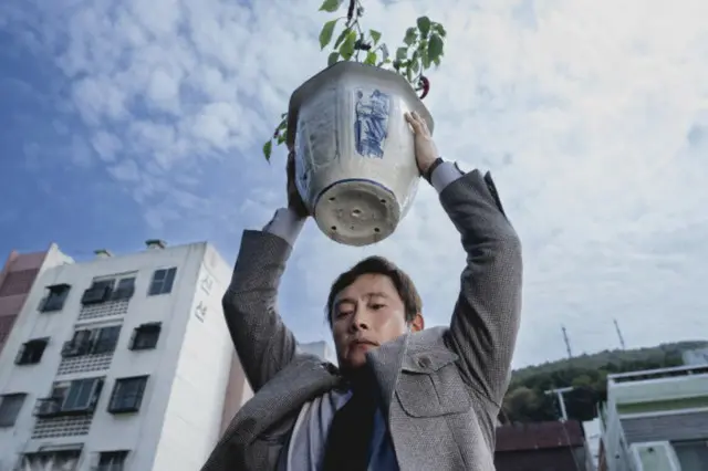 イ・ビョンホン＆ソン・イェジン主演映画「仕方ない」、9日連続ボックスオフィス1位…口コミ好評で139万人突破