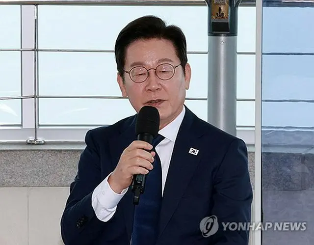 失郷民と対話する李大統領（大統領室通信写真記者団）＝３日、江華（聯合ニュース）