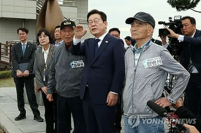 失郷民とともに展望台から北朝鮮側の景色を眺める李大統領（大統領室通信写真記者団）＝３日、江華（聯合ニュース）