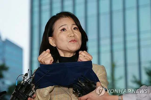 拘束後、ソウル永登浦警察署で報道陣に対し発言する李真淑氏＝２日、ソウル（聯合ニュース）