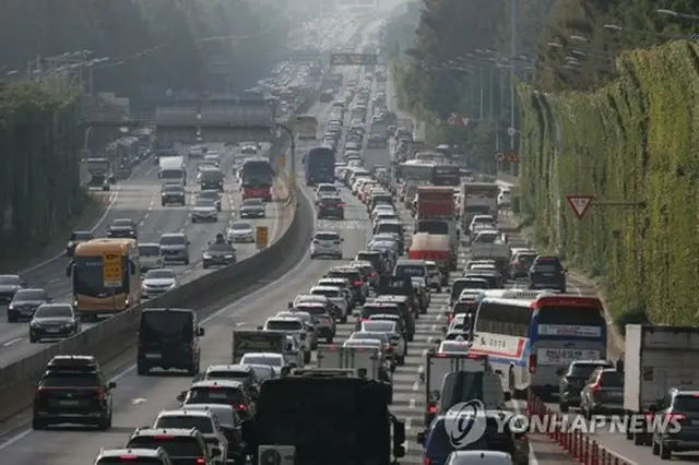渋滞が続く京釜高速道路（資料写真）＝（聯合ニュース）