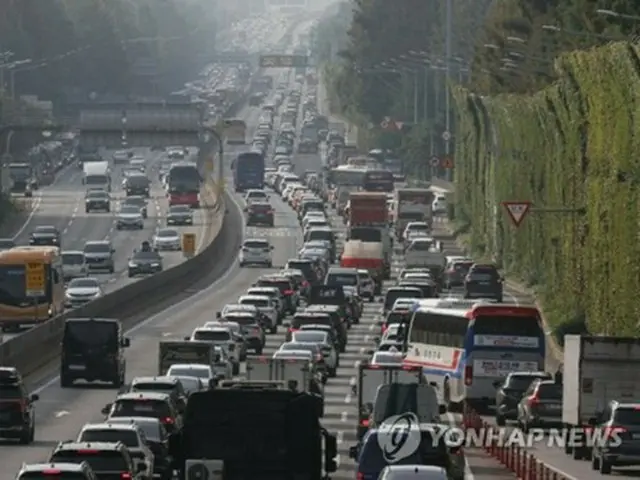 秋夕当日の高速道路　上り・下りともに渋滞＝ソウル―釜山６時間５０分