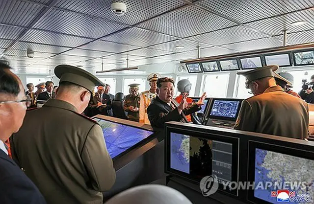 北朝鮮の朝鮮中央通信は６日、金正恩（キム・ジョンウン）国務委員長（朝鮮労働党総書記）が前日に武装装備展示会を訪問し、新型駆逐艦「崔賢」を視察したと報じた＝（朝鮮中央通信＝聯合ニュース）≪転載・転用禁止≫