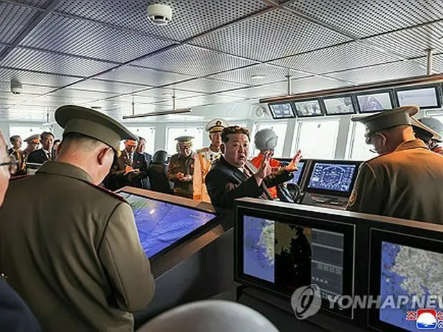 金正恩氏　北朝鮮版イージス艦を視察