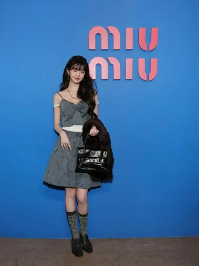 「IVE」チャン・ウォニョン＆「TOMORROW X TOGETHER」ヨンジュン、パリファッションショーに出席…カラフルなビジュアルに注目