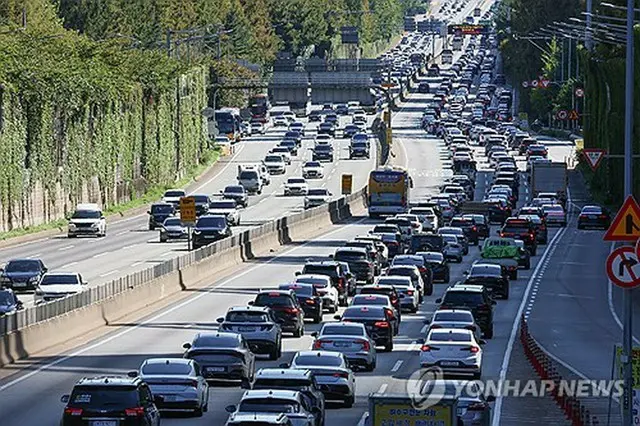 ソウルと釜山を結ぶ京釜高速道路＝８日、ソウル（聯合ニュース）