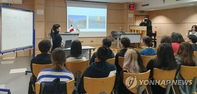 韓国語の授業を受けるフランスの高校生（資料写真）＝（聯合ニュース）≪転載・転用禁止≫