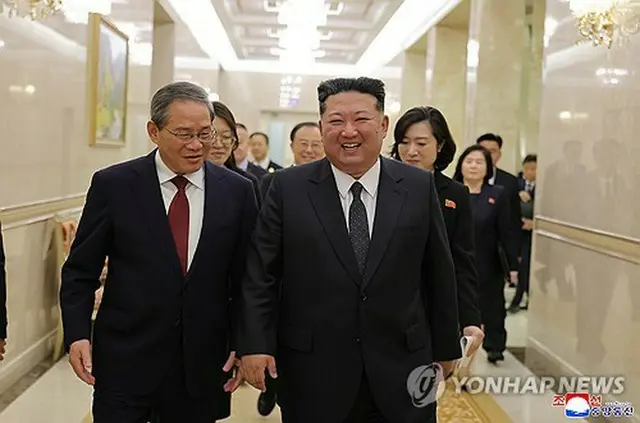 北朝鮮の朝鮮中央通信は１０日、金正恩（キム・ジョンウン）氏（右）が訪朝している中国の李強首相と９日に会談したと報じた。会談会場へ移動する両氏＝（朝鮮中央通信＝聯合ニュース）≪転載・転用禁止≫