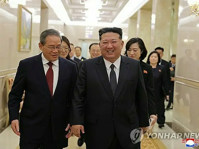 北朝鮮の朝鮮中央通信は１０日、金正恩（キム・ジョンウン）氏（右）が訪朝している中国の李強首相と９日に会談したと報じた。会談会場へ移動する両氏＝（朝鮮中央通信＝聯合ニュース）≪転載・転用禁止≫