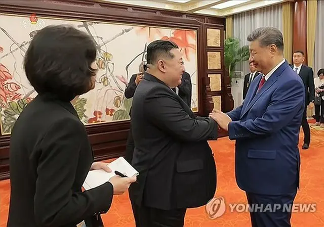 朝鮮中央テレビは９月６日、金正恩氏の訪中の様子を報じた。握手を交わす金正恩氏（中央）と習近平氏（朝鮮中央テレビより）＝（聯合ニュース）≪転載・転用禁止≫