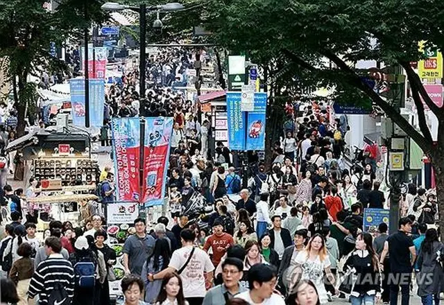 多くの外国人観光客で混み合うソウル・明洞＝９日、ソウル（聯合ニュース）