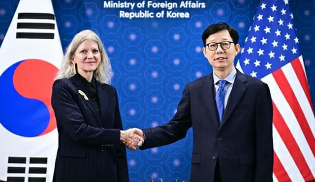 握手を交わす韓国外交部の朴潤柱第１次官（右）と米国のフッカー国務次官＝１０日、ソウル（聯合ニュース）