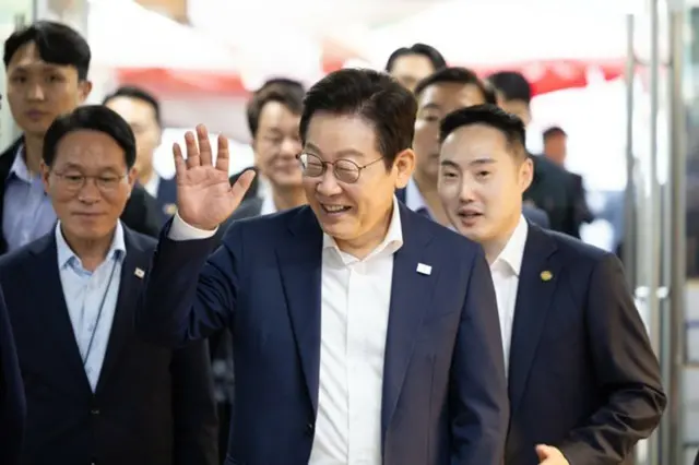 今月3日、李在明大統領が市場を訪れ、市民たちにあいさつしている様子