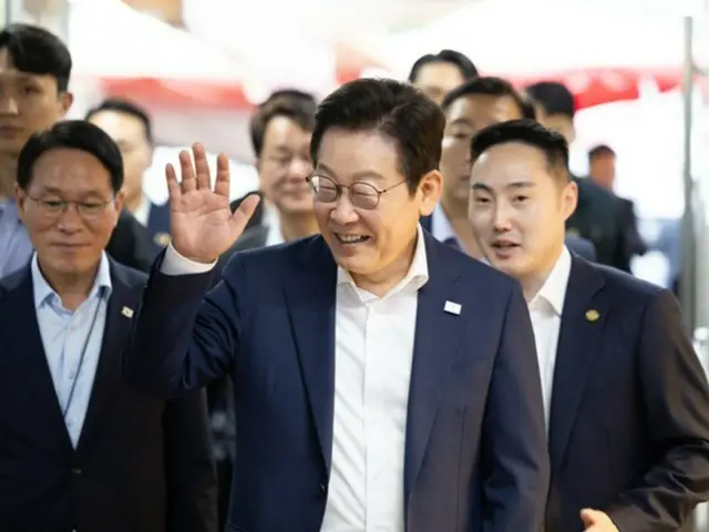 今月3日、李在明大統領が市場を訪れ、市民たちにあいさつしている様子