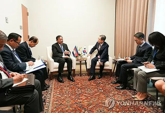 ９月２４日、米ニューヨークで開かれた韓国とカンボジアの外相会談（外交部提供）＝（聯合ニュース）≪転載・転用禁止≫