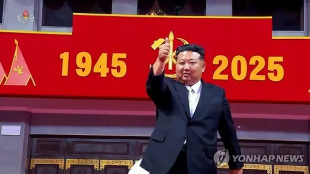 １０日９日に開かれた党創建８０年を記念する祝賀行事の公演に満足感を示す金正恩氏＝（朝鮮中央テレビ＝聯合ニュース）≪転載・転用禁止≫