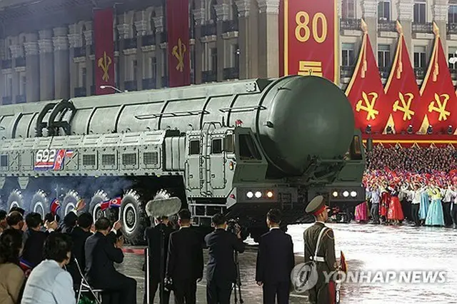 北朝鮮の軍事パレードで登場した新型ＩＣＢＭ「火星２０」＝（タス通信＝聯合ニュース）≪転載・転用禁止≫