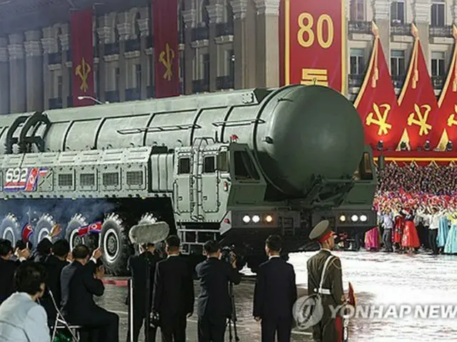 北朝鮮　軍事パレードで新型ＩＣＢＭ公開＝「最強の核戦略武器」