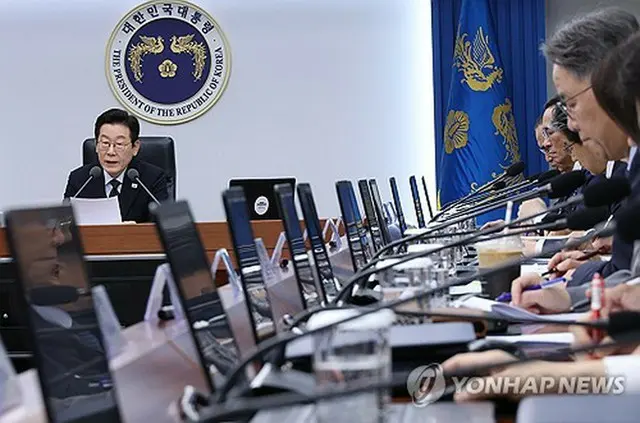 首席秘書官・補佐官会議で発言する李大統領＝１３日、ソウル（聯合ニュース）