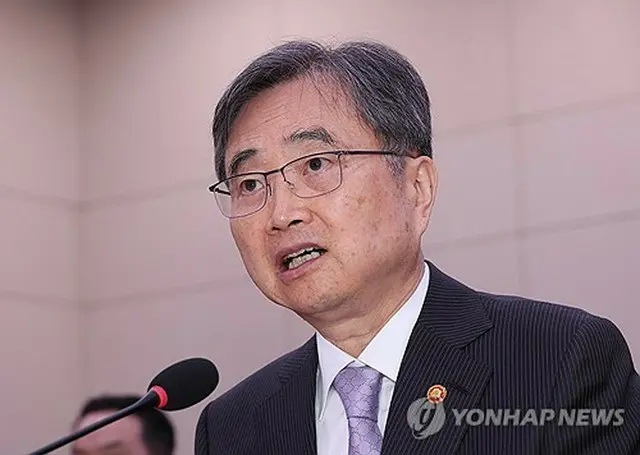 答弁する趙顕氏＝１３日、ソウル（聯合ニュース）