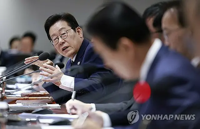 閣議で発言する李大統領（大統領室通信写真記者団）＝１４日、ソウル（聯合ニュース）