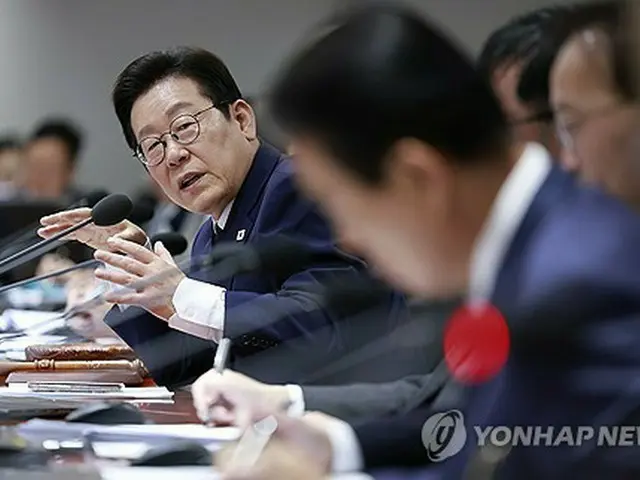 閣議で発言する李大統領（大統領室通信写真記者団）＝１４日、ソウル（聯合ニュース）