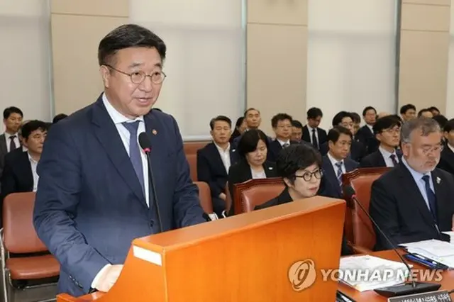 国政監査で質疑応答を行う尹長官＝１４日、ソウル（聯合ニュース）