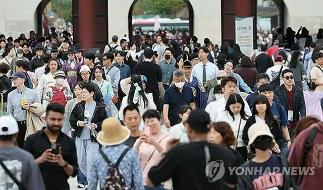 観光客などで賑わう１０月９日の景福宮の様子＝（聯合ニュース）