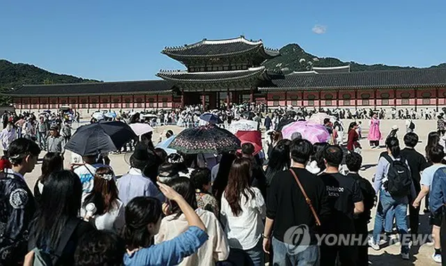８日、景福宮への入場を待つ観光客の列＝（聯合ニュース）