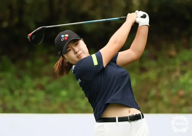 ホン・ジョンミンがFR2番ホールでティーショットを打っている（写真：KLPGA）