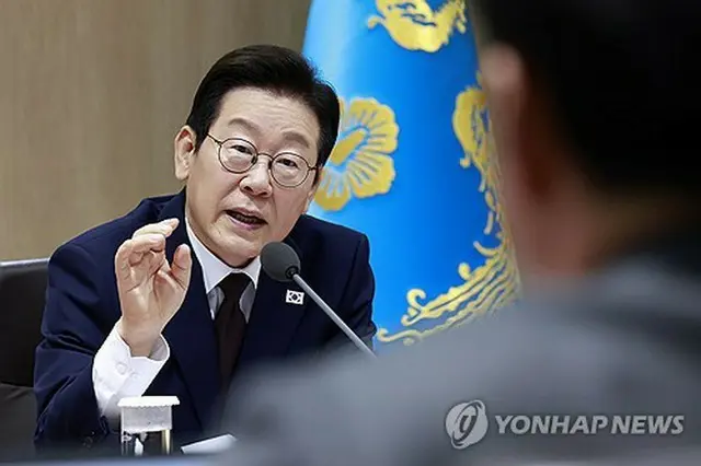 １４日の閣議で発言する李大統領＝（聯合ニュース）