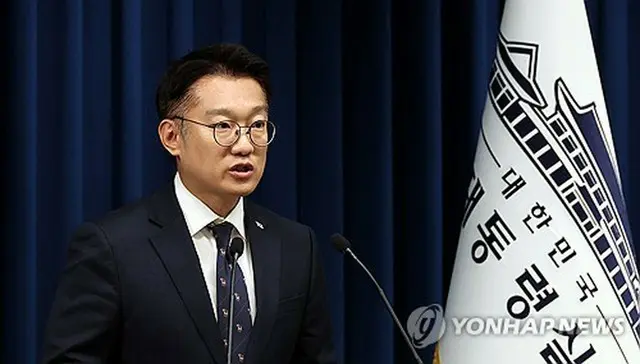 記者会見を行うキム報道官＝１４日、ソウル（聯合ニュース）