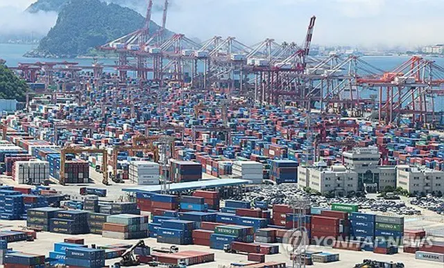 コンテナの積み下ろし作業が行われている釜山港（資料写真）＝（聯合ニュース）