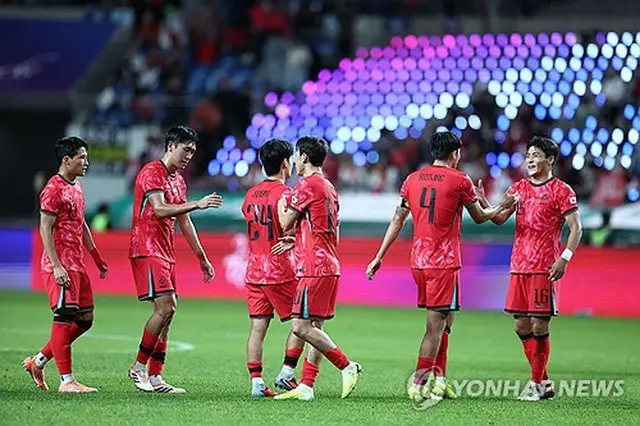 ２―０で勝利し喜ぶ韓国の選手たち＝１４日、ソウル（聯合ニュース）