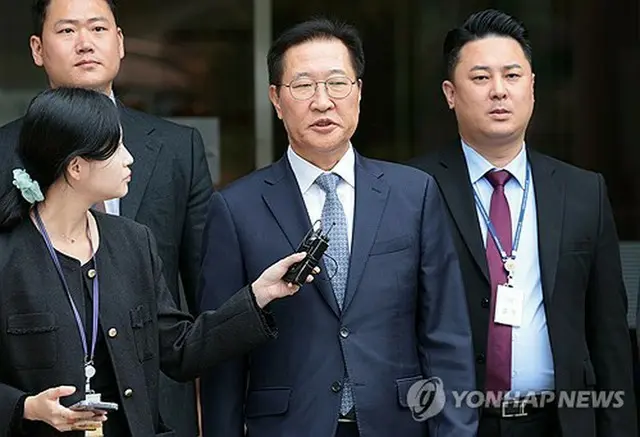逮捕状審査を終え、ソウル中央地裁を出る朴性載・前法務部長官＝１４日、ソウル（聯合ニュース）