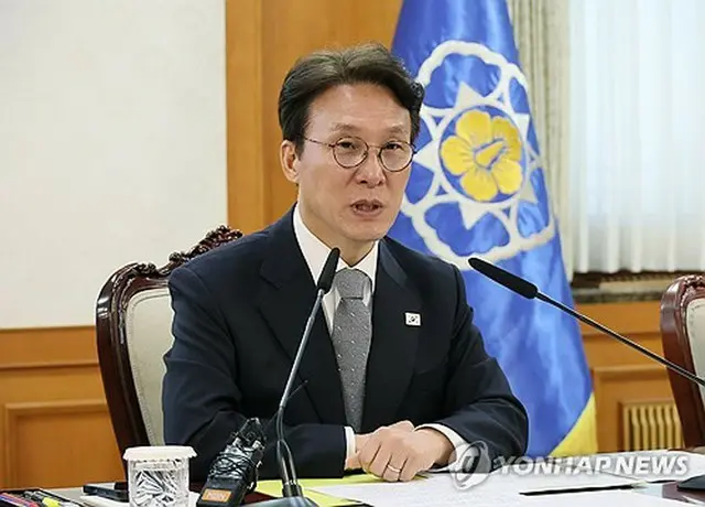 政府ソウル庁舎で開かれた治安・安全関係閣僚会議で発言する金民錫首相＝１５日、ソウル（聯合ニュース）