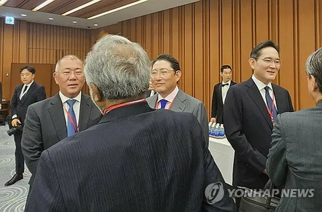 韓米日経済ダイアログ（ＴＥＤ）に出席した現代自動車グループの鄭義宣会長（左）やサムスン電子の李在鎔会長（右）＝１５日、東京（聯合ニュース）