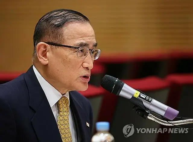 大統領室庁舎で記者会見を行う魏聖洛・国家安保室長＝１５日、ソウル（聯合ニュース）