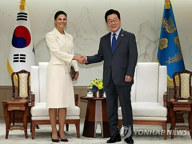 李大統領がスウェーデン皇太子と会談　アバやハン・ガン氏に触れ親密さ強調