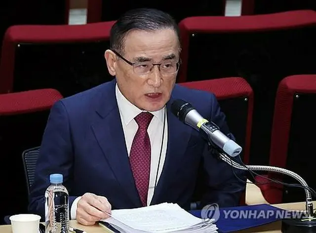 大統領室庁舎で記者会見を行う魏聖洛・国家安保室長＝１６日、ソウル（聯合ニュース）